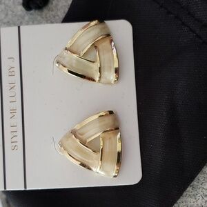 Nwt Pair of faux opal pearl earrings studs
